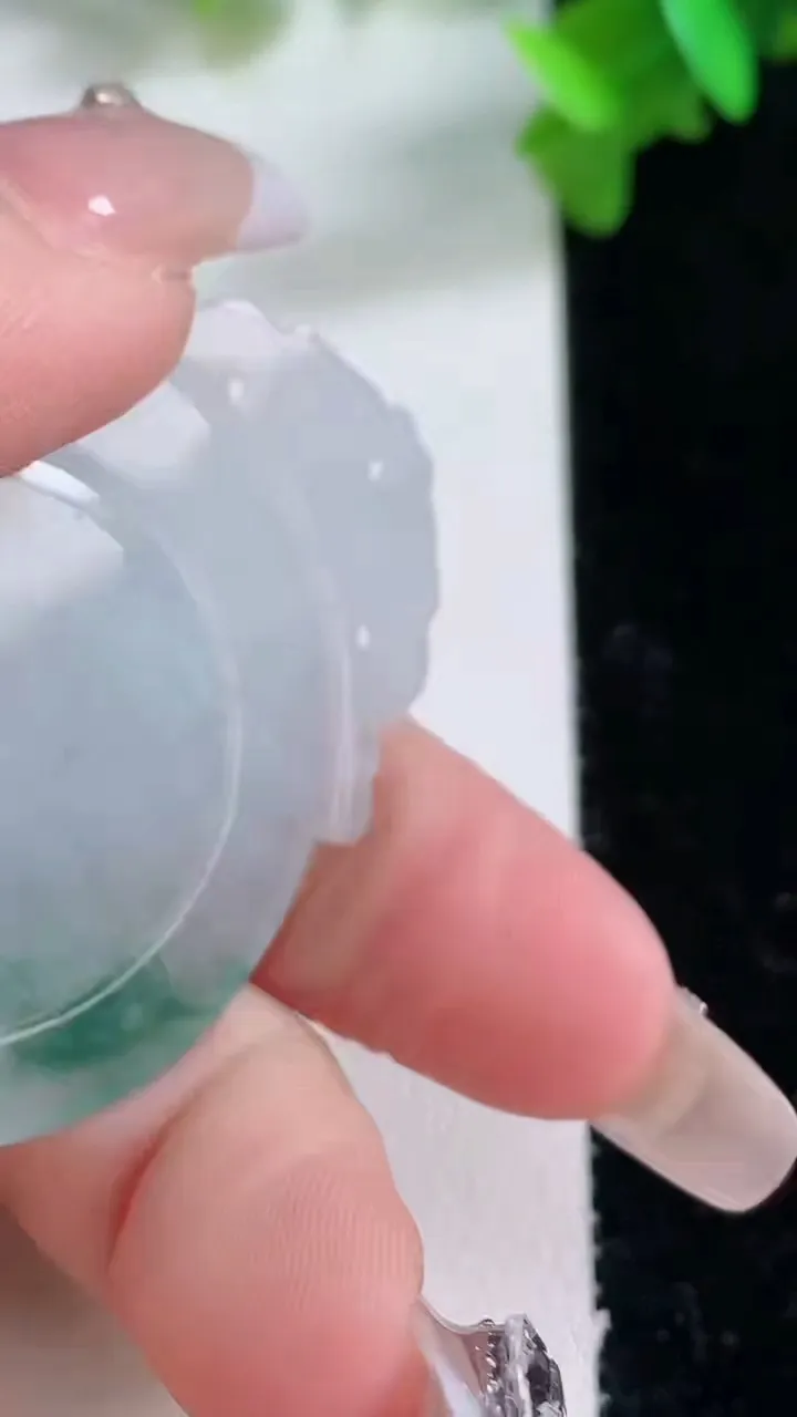 天然A货翡翠冰种飘花龙马精神吊坠，尺寸48-38-6，重量:18.35g
1月4日