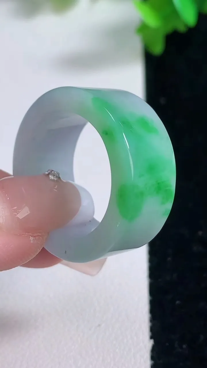 天然A货翡翠指环扳指，尺寸20.5-11.7-3.7，重量:13.11g2026年1月4日
工厂直销收藏佳品,种好水足，色泽均匀，有种有色，上手高大气！