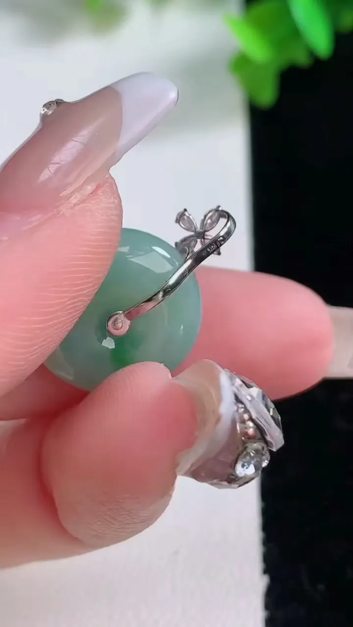 天然A货翡翠平安扣吊坠，尺寸16.7-6，重量:4.62g
1月4日