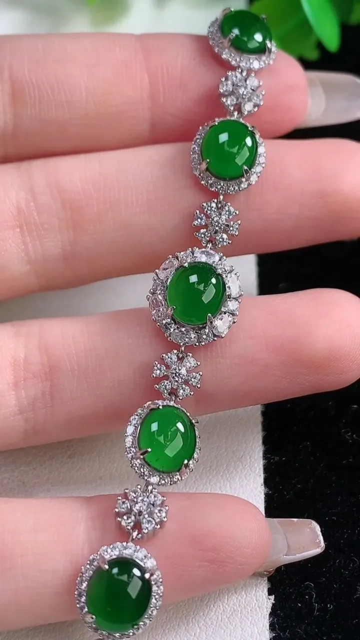 天然A货翡翠蛋面手链，尺寸7.8-5.4，重量:6.71g
1月4日