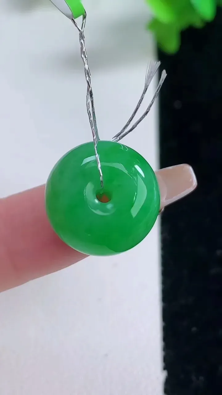 天然A货翡翠路路通吊坠，尺寸15.5-9.6，重量:5.58g
1月4日