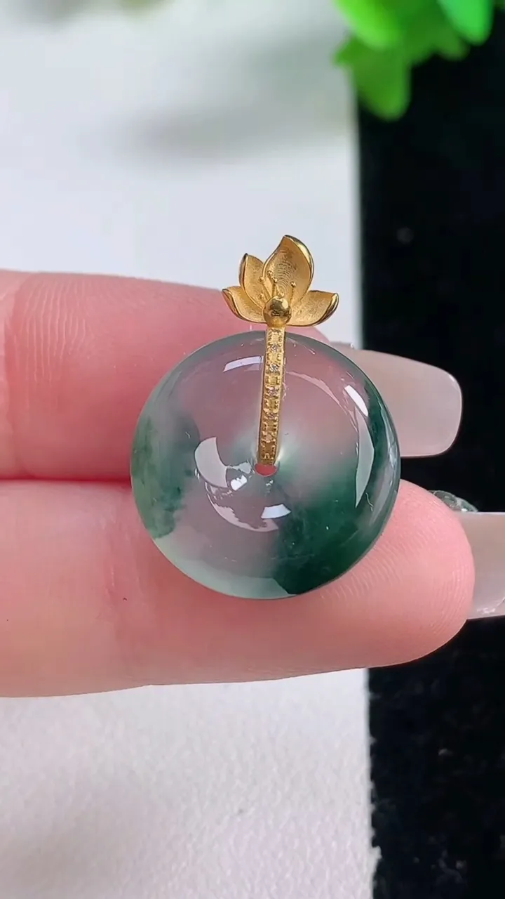 天然A货翡翠种飘花平安扣吊坠，尺寸17.7-6.2，重量:4.05g
1月4日