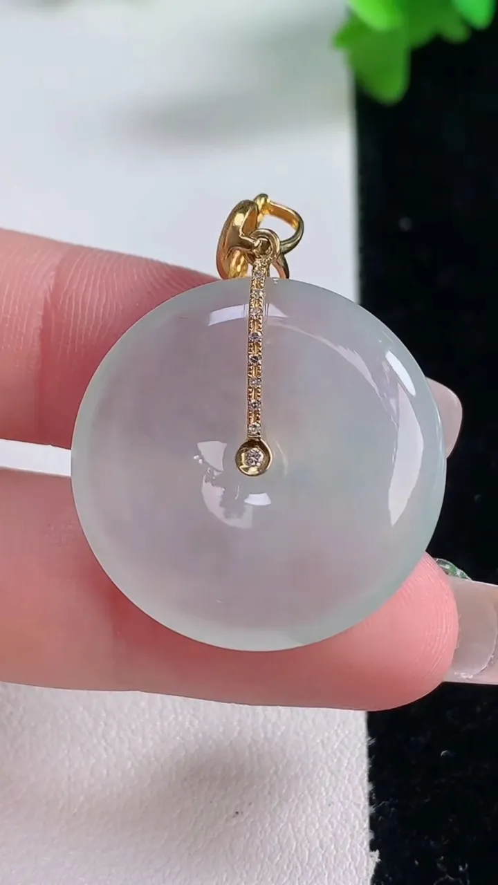 天然A货翡翠种白冰平安扣吊坠，尺寸26-5.6，重量:8.77g
1月4日