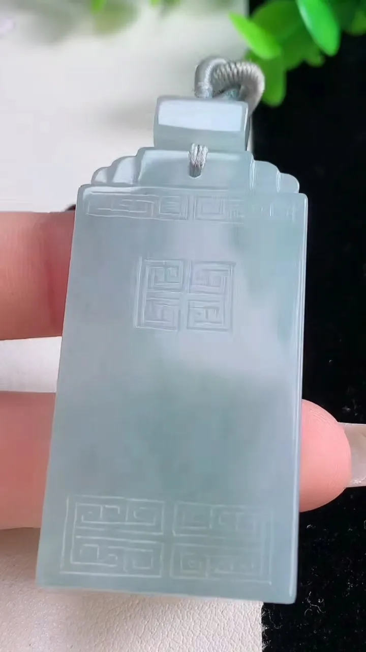 天然A货翡翠仿古无事牌吊坠，尺寸51.2-27-5.8，重量:30.59g
1月4日