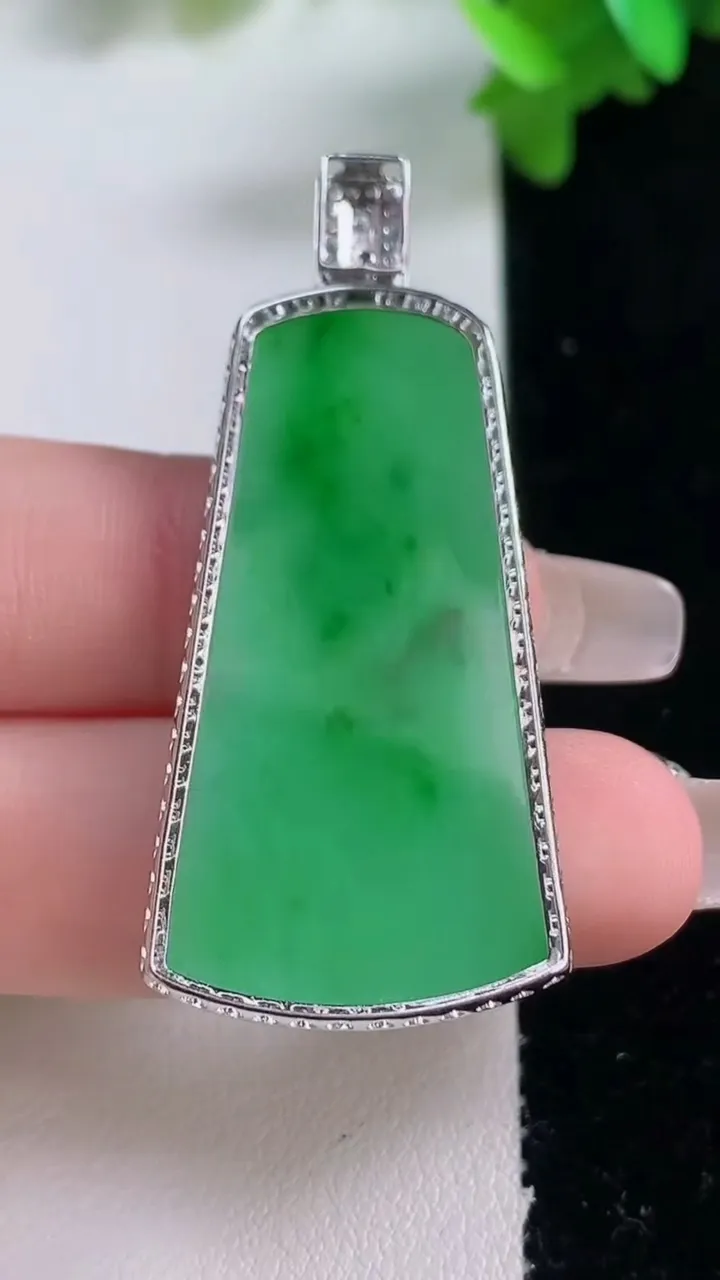 天然A货翡翠无事牌吊坠，尺寸48.8-22-3，裸石39.4-21.2重量:7.22g
1月4日