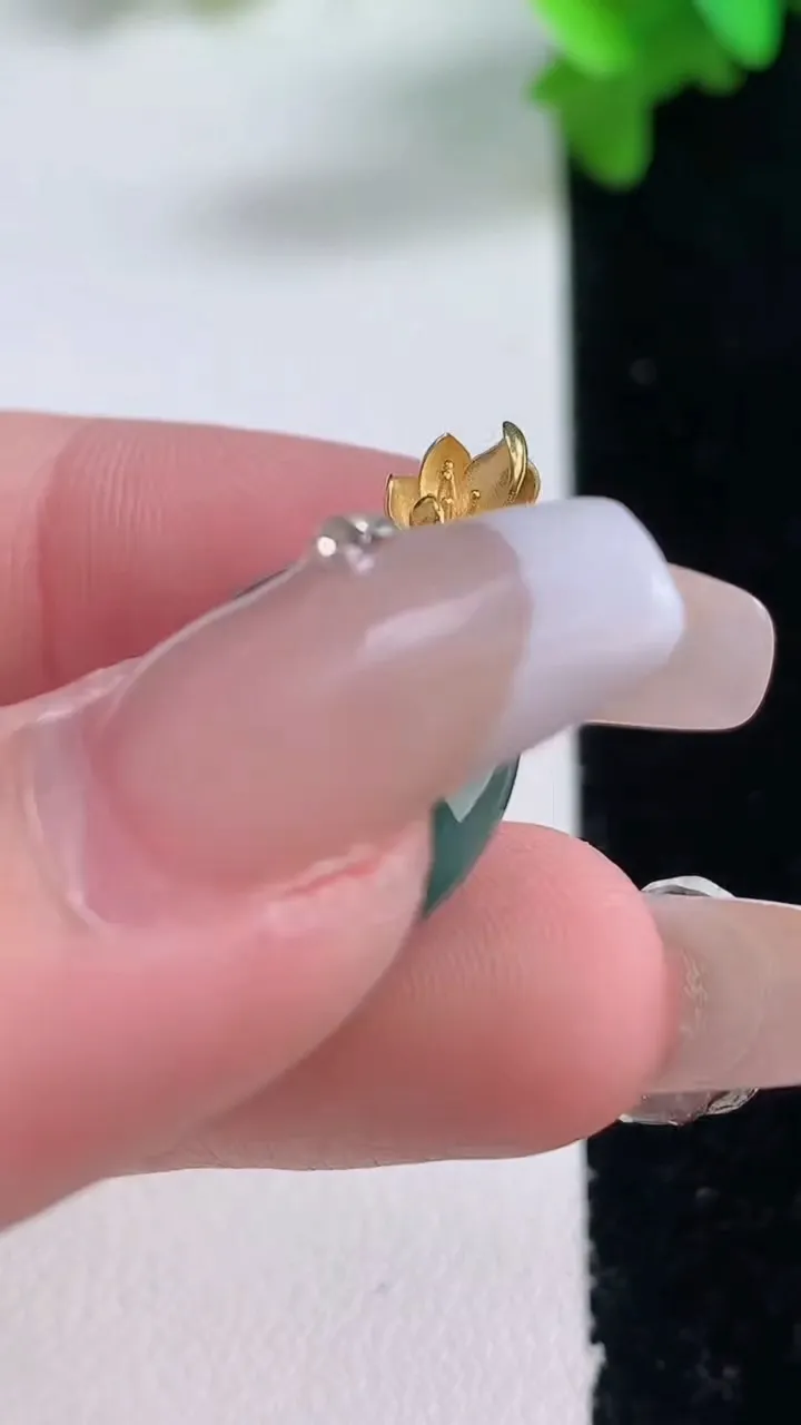 天然A货翡翠种飘花平安扣吊坠，尺寸17.7-6.2，重量:4.05g
1月4日