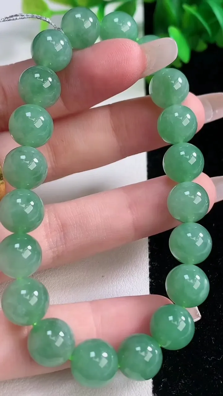 天然A货翡翠圆珠手串，尺寸10-20颗，重量:34.24g1月4日
工厂直销收藏佳品,种好水足，色泽均匀，有种有色，上手高大气！
