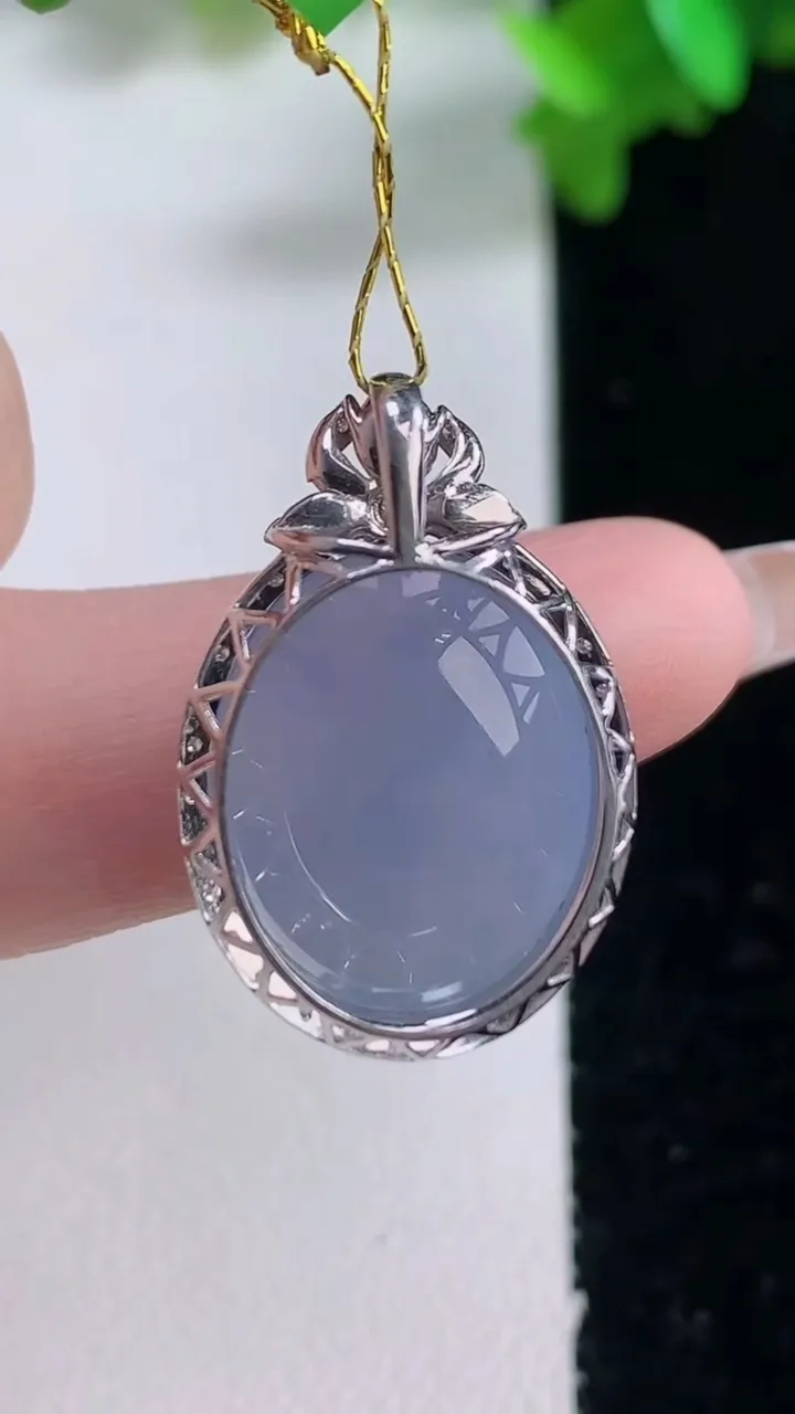 天然A货翡翠18K金紫罗兰蛋面吊坠，尺寸26-17-10.2，裸石17.7-14.6重量:5.00g
1月4日