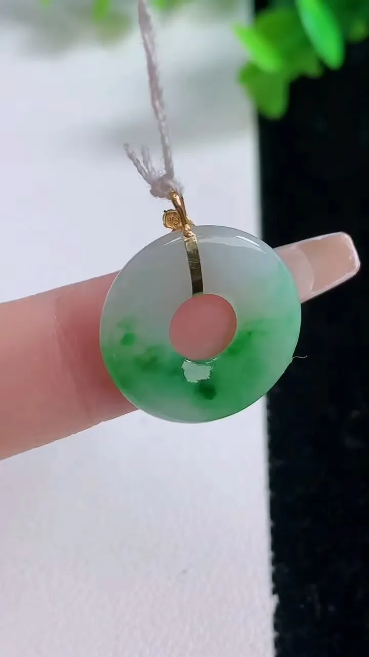 天然A货翡翠平安环吊坠，尺寸18-2.7，重量:2.30g
1月4日