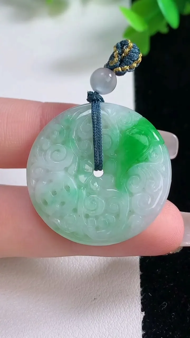 天然A货翡翠雕花平安扣吊坠，尺寸30.3-5，重量:9.61g
1月4日