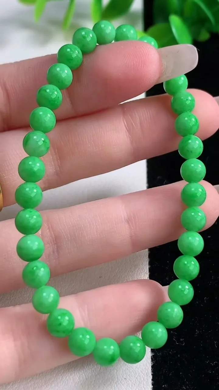 天然A货翡翠圆珠手串，尺寸5.7-32颗，重量:9.95g1月4日
工厂直销收藏佳品,种好水足，色泽均匀，有种有色，上手高大气！