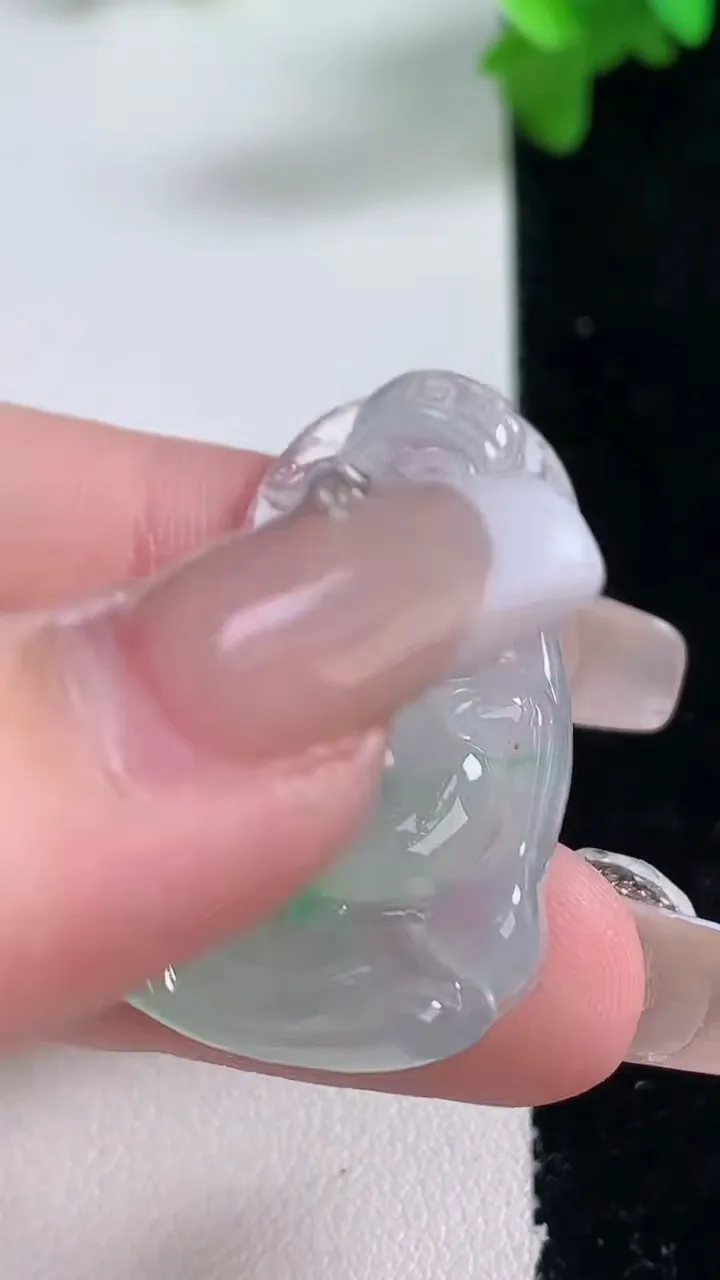 天然A货翡翠冰种飘花财神爷吊坠，尺寸37.2-21.3-5.8，重量:10.22g
1月4日