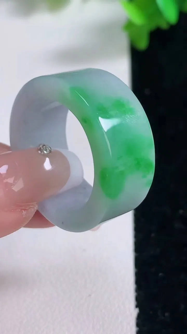 天然A货翡翠指环扳指，尺寸20.5-11.7-3.7，重量:13.11g2026年1月4日
工厂直销