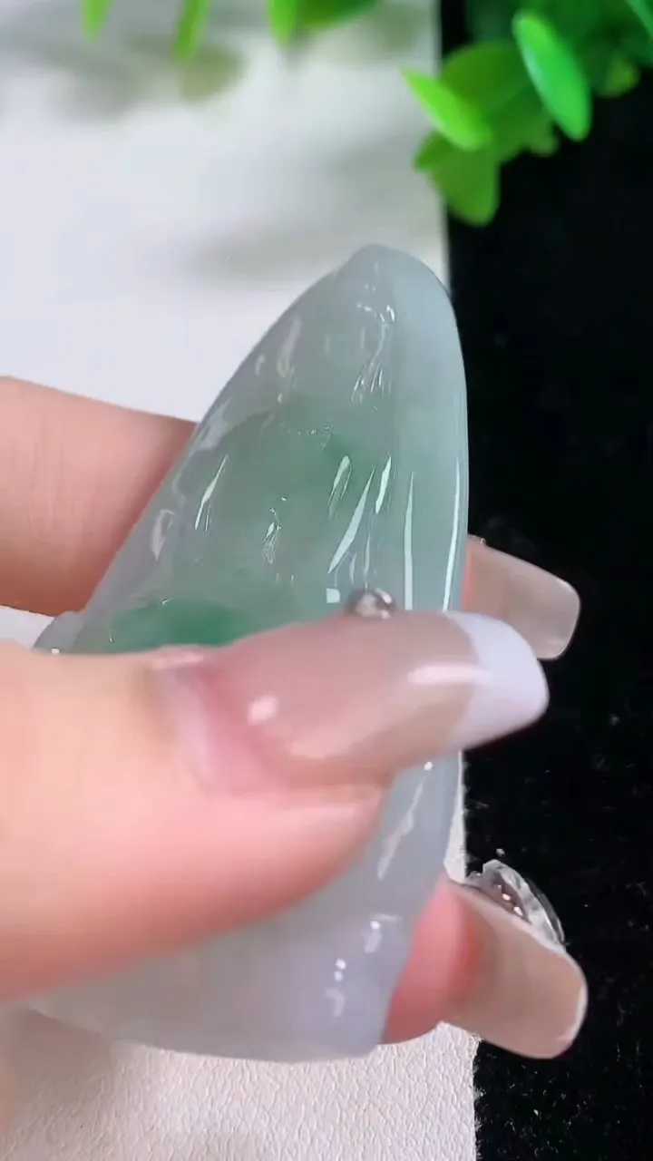 天然A货翡翠观音菩萨吊坠，尺寸58-35.7-4.7，重量:21.22g
1月4日