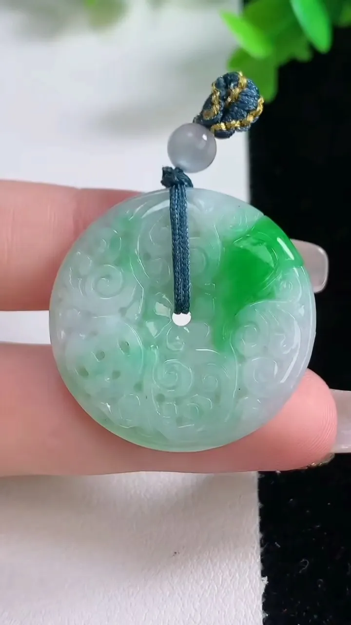 天然A货翡翠雕花平安扣吊坠，尺寸30.3-5，重量:9.61g
1月4日