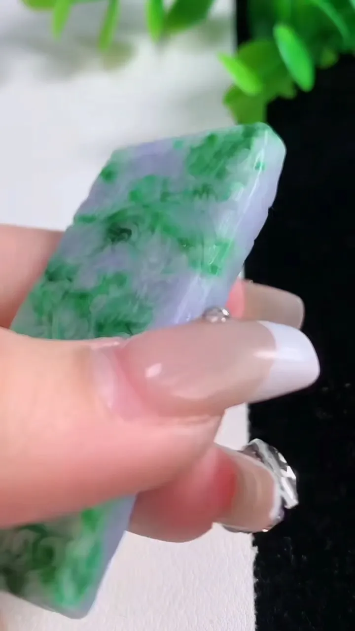 天然A货翡翠雕花仿古牌吊坠，尺寸62.3-33.3-6.2，重量:39.17g
1月4日