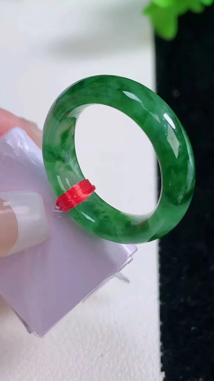 天然A货翡翠种飘花指环戒指，尺寸17.3-5.6-3.3，重量:5.34g2026年1月4日
工厂直