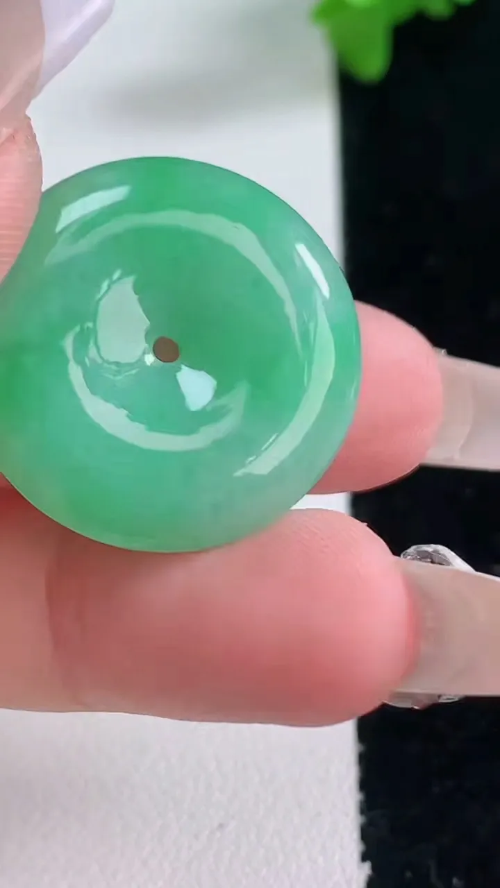 天然A货翡翠平安扣吊坠，尺寸24.7-5，重量:6.80g
1月4日