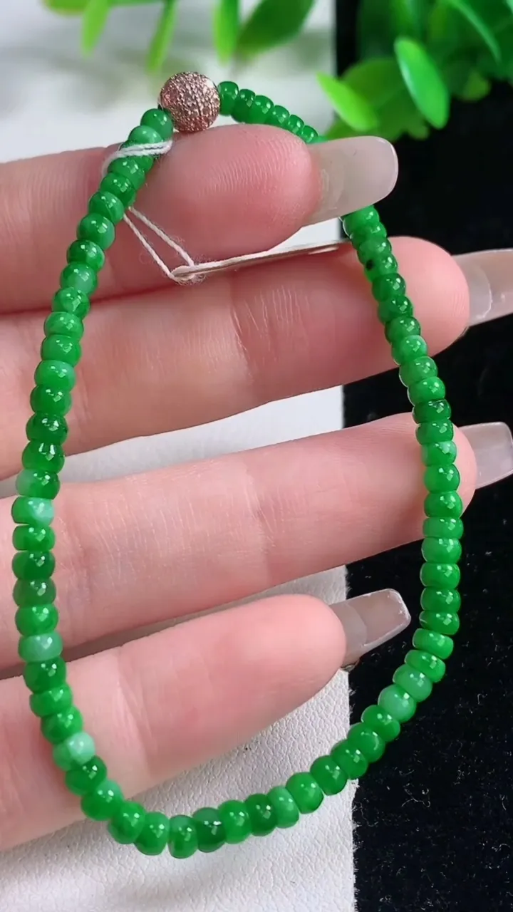 天然A货翡翠算盘珠手串，尺寸3.6-2.7，重量:5.58g1月4日
工厂直销收藏佳品,种好水足，色泽均匀，有种有色，上手高大气！