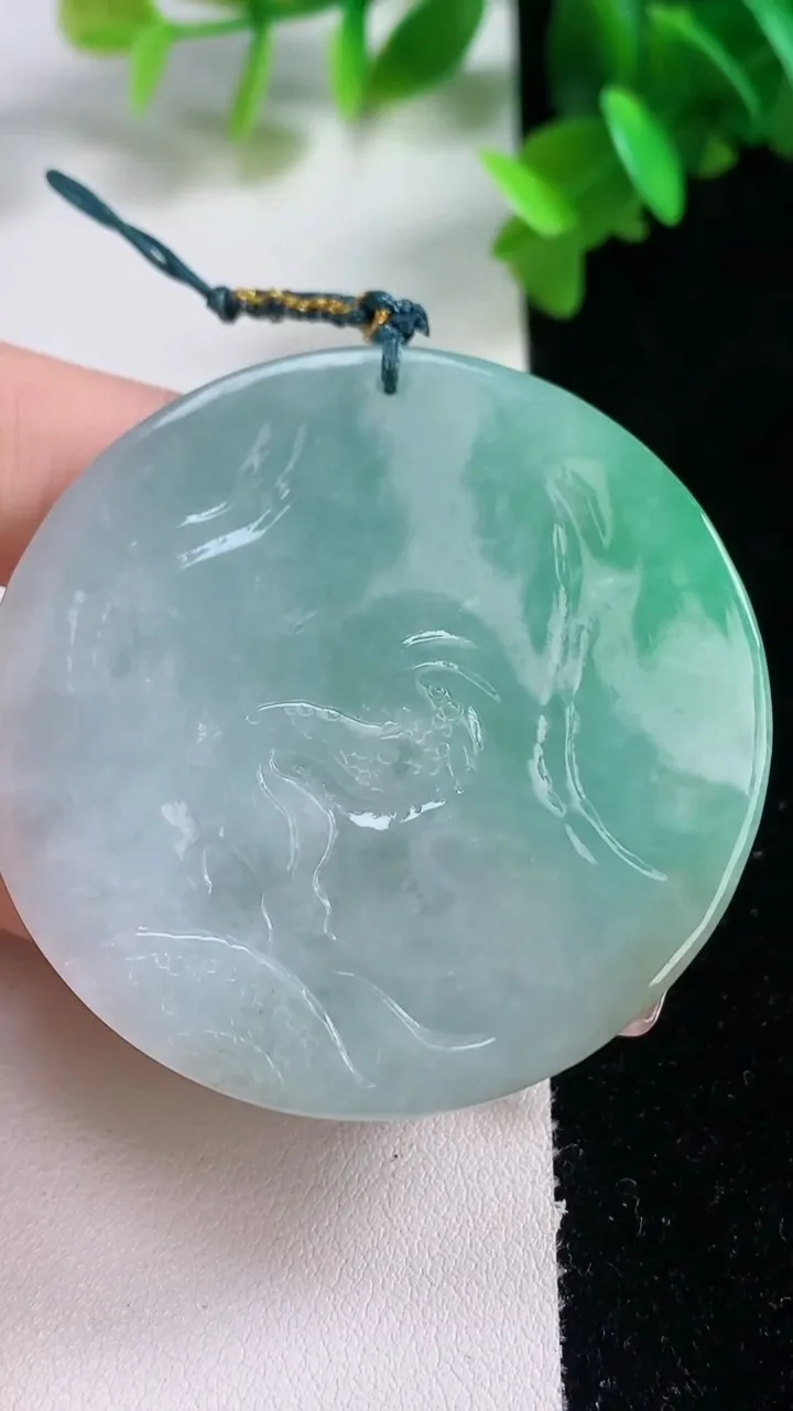 天然A货翡翠御龙大日如来吊坠，尺寸49.7-11.6，重量:56.95g
1月4日