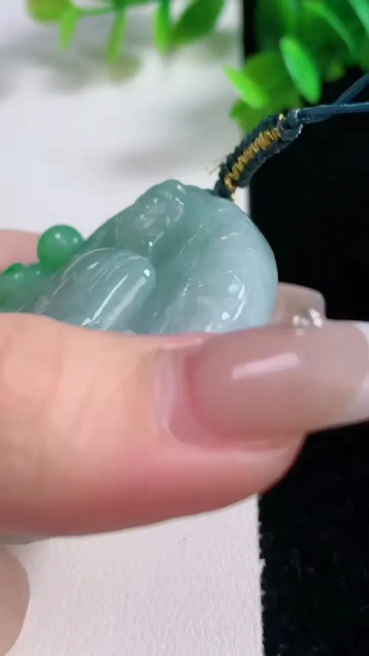 天然A货翡翠御龙大日如来吊坠，尺寸49.7-11.6，重量:56.95g
1月4日