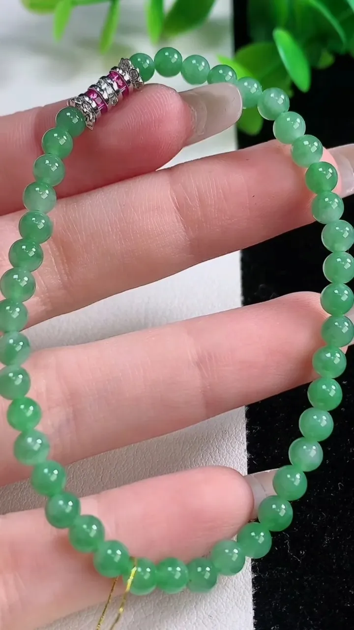 天然A货翡翠圆珠手串，尺寸4.2-41颗，重量:6.89g1月4日
工厂直销收藏佳品,种好水足，色泽均匀，有种有色，上手高大气！