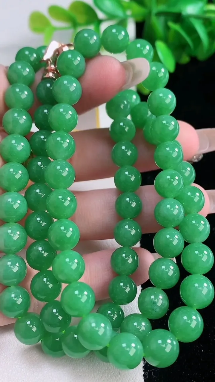 天然A货翡翠圆珠项链，尺寸8.6-53颗，重量:65.43g1月4日
工厂直销收藏佳品,种好水足，色泽均匀，有种有色，上手高大气！