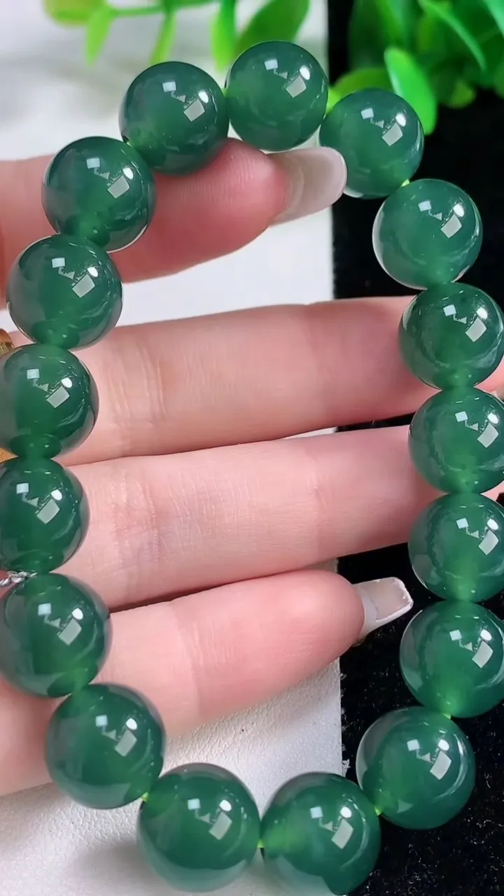 天然A货翡翠种蓝水圆珠手串，尺寸11.3-17颗，重量:46.06g1月4日
工厂直销收藏佳品,种好水足，色泽均匀，有种有色，上手高大气！