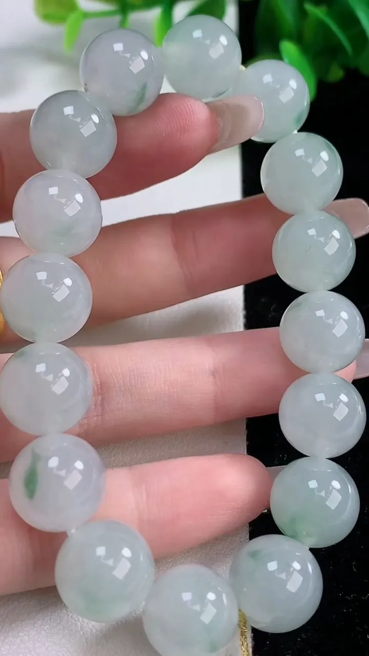 天然A货翡翠种飘花圆珠手串，尺寸12.4-16颗，重量:54.39g1月4日
工厂直销收藏佳品,种好水足，色泽均匀，有种有色，上手高大气！