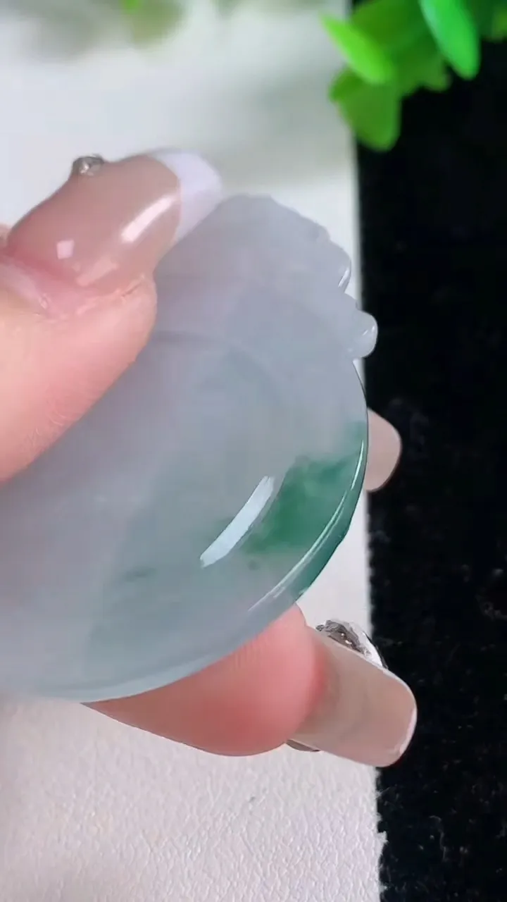 天然A货翡翠冰种飘花龙马精神吊坠，尺寸48-38-6，重量:18.35g
1月4日