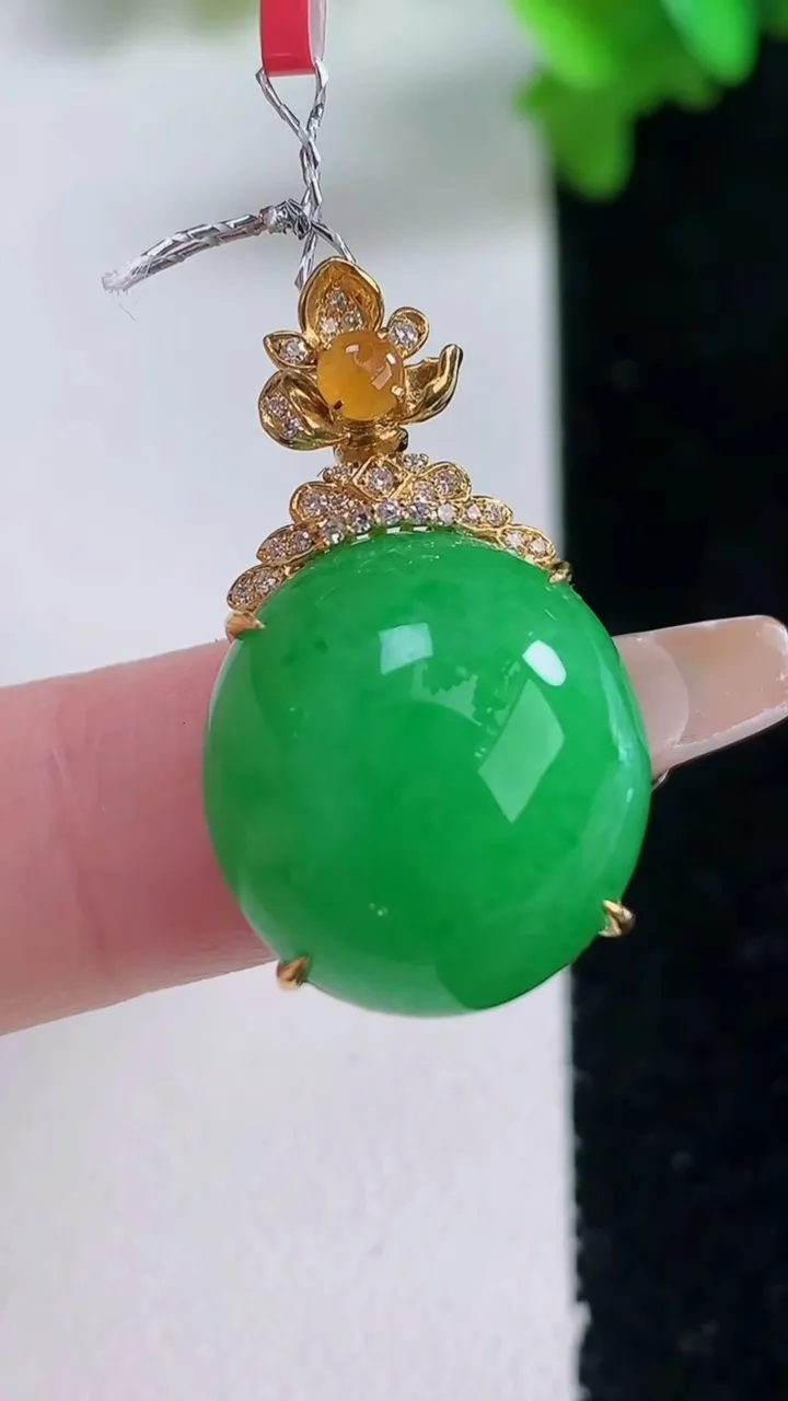 天然A货翡翠蛋面吊坠，尺寸27.5-17-16.2，重量:6.20g
1月4日