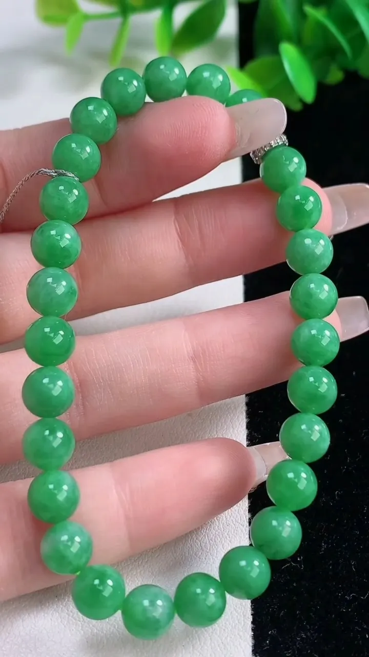 天然A货翡翠圆珠手串，尺寸6.9-27颗，重量:16.38g1月4日
工厂直销收藏佳品,种好水足，色泽均匀，有种有色，上手高大气！