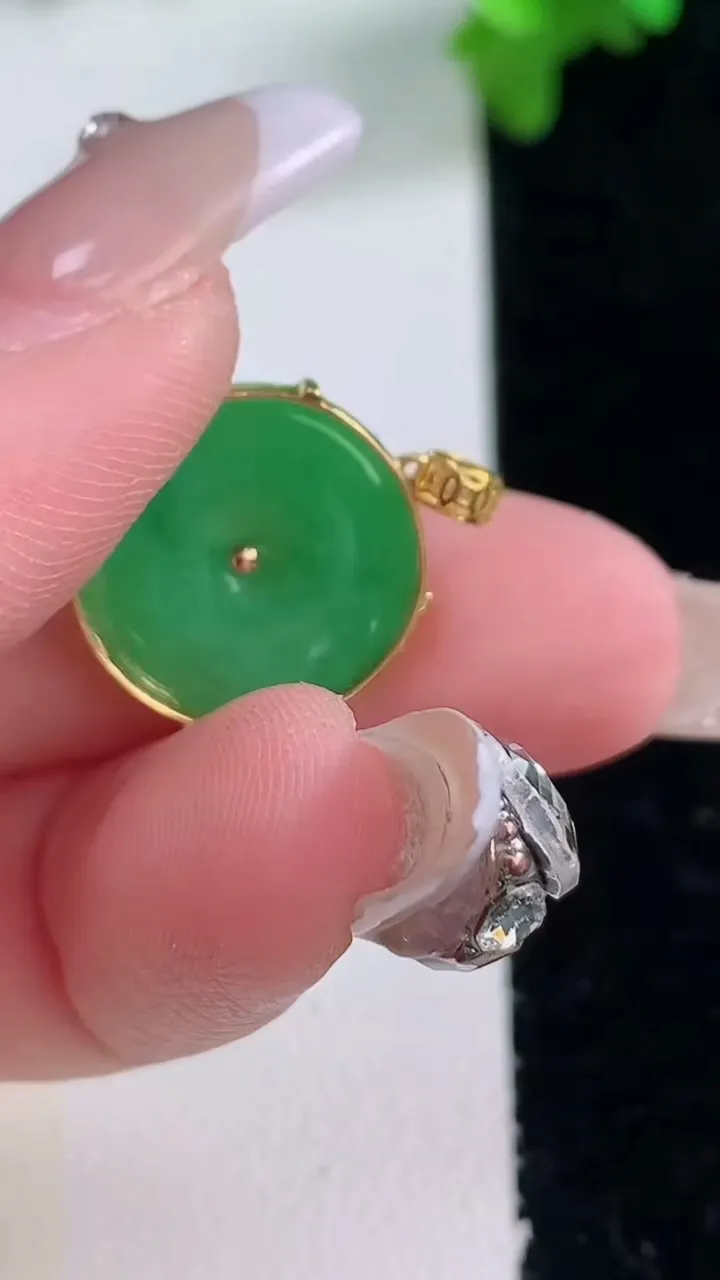 天然A货翡翠平安扣吊坠，尺寸15.7-2.6，重量:1.76g
1月4日