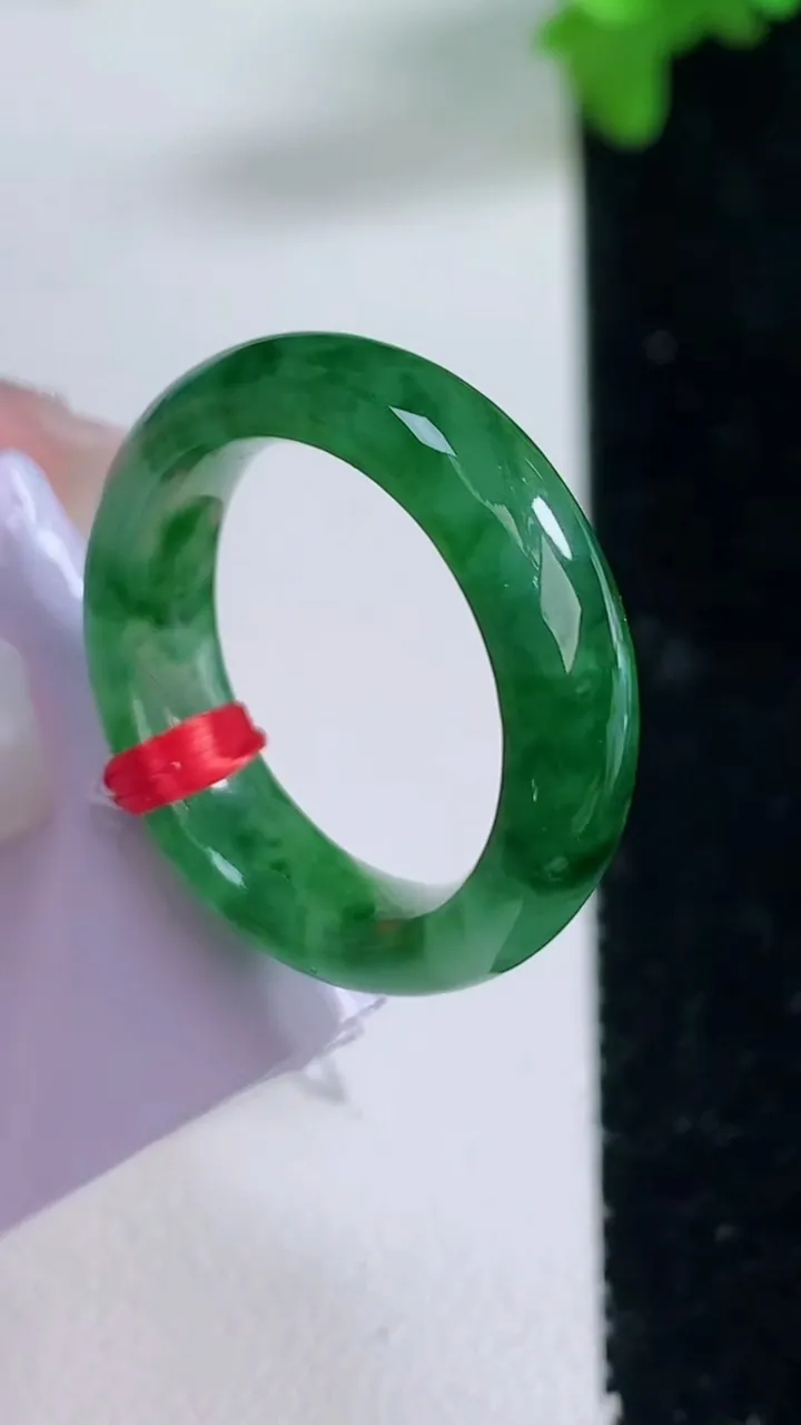 天然A货翡翠种飘花指环戒指，尺寸17.3-5.6-3.3，重量:5.34g2026年1月4日
工厂直销收藏佳品,种好水足，色泽均匀，有种有色，上手高大气！