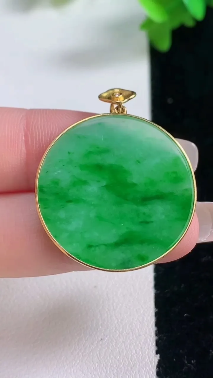 天然A货翡翠无事牌吊坠，尺寸27.5-2.5，重量:5.98g
1月4日