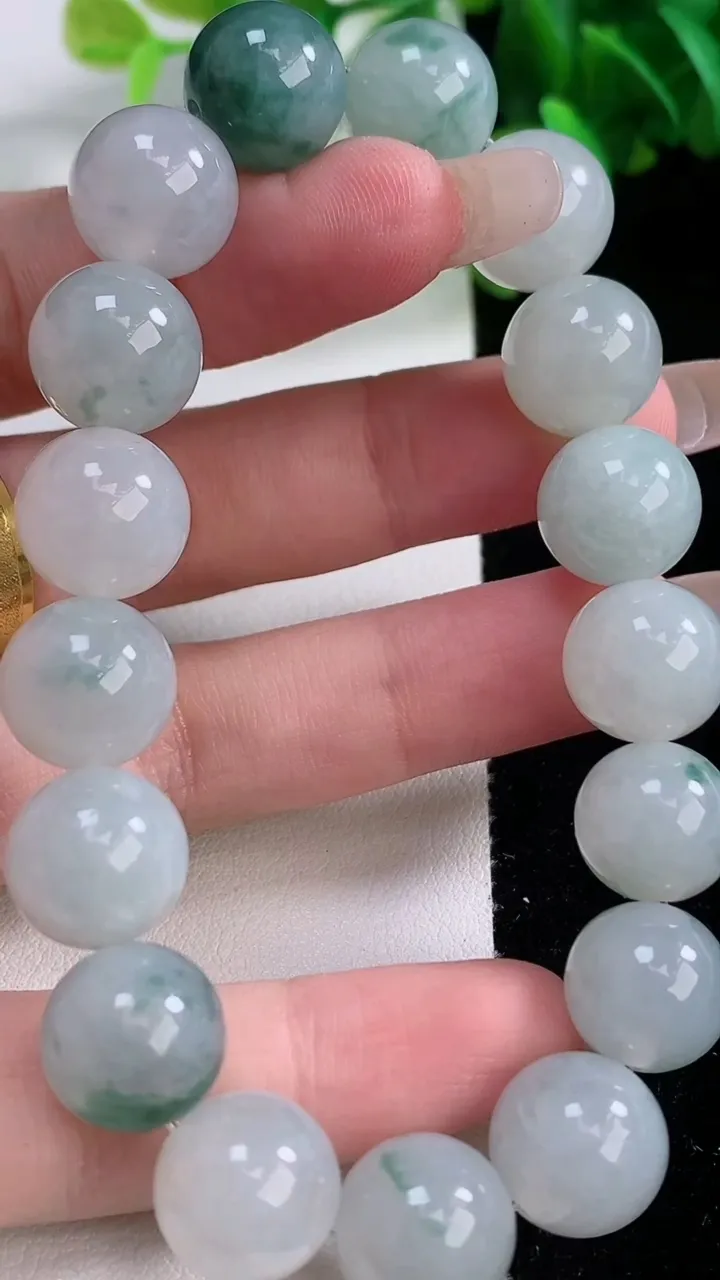 天然A货翡翠飘花圆珠手串，尺寸11.7-17颗，重量:51.08g1月4日
工厂直销收藏佳品,种好水