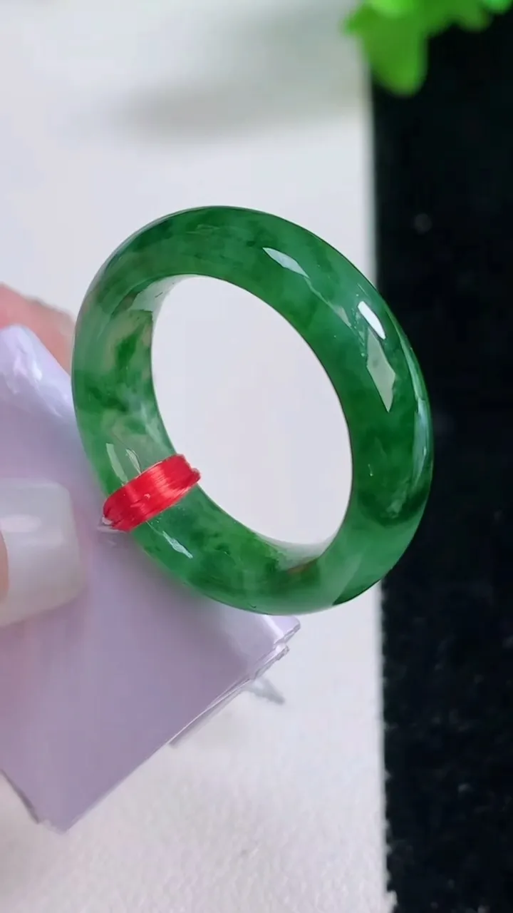 天然A货翡翠种飘花指环戒指，尺寸17.3-5.6-3.3，重量:5.34g2026年1月4日
工厂直销收藏佳品,种好水足，色泽均匀，有种有色，上手高大气！