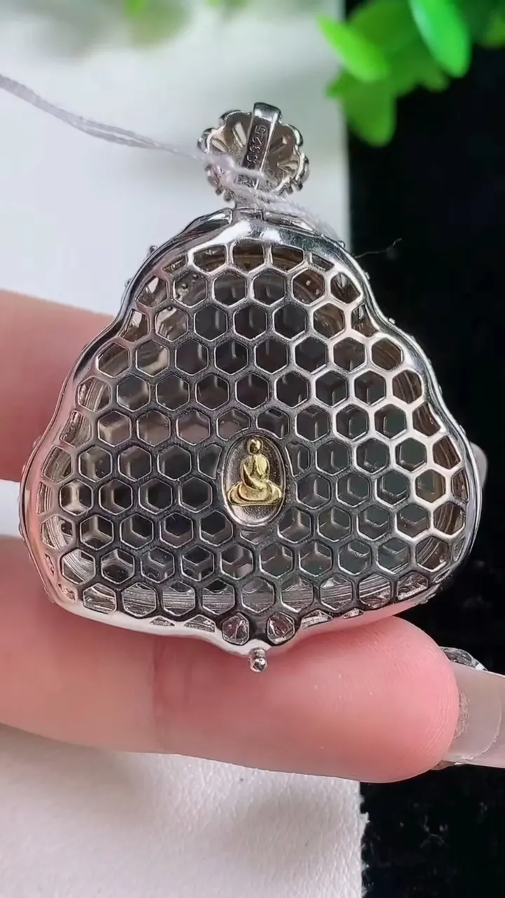 天然A货翡翠佛公吊坠，尺寸44-37-12.7，裸石27.5-34.8重量:13.61g
1月4日