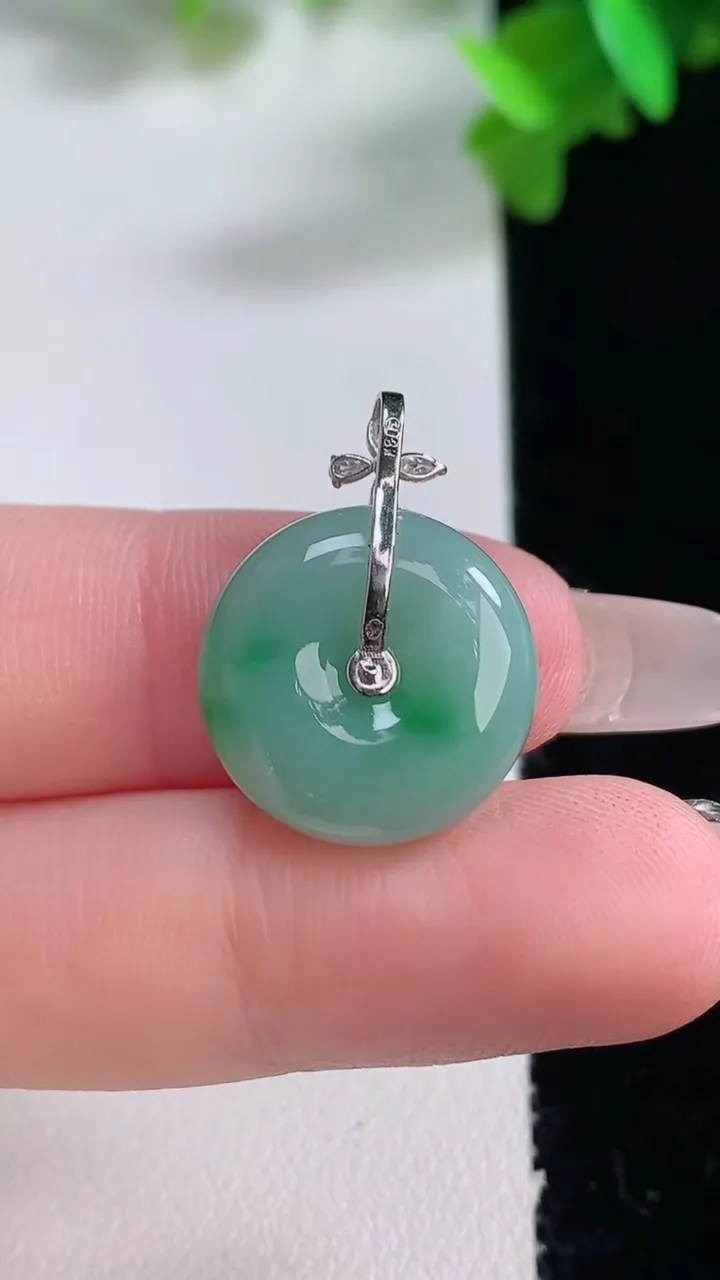 天然A货翡翠平安扣吊坠，尺寸16.7-6，重量:4.62g
1月4日