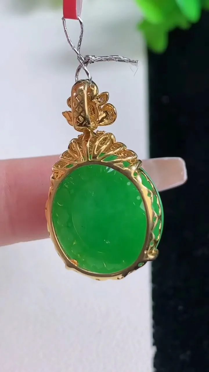 天然A货翡翠蛋面吊坠，尺寸27.5-17-16.2，重量:6.20g
1月4日