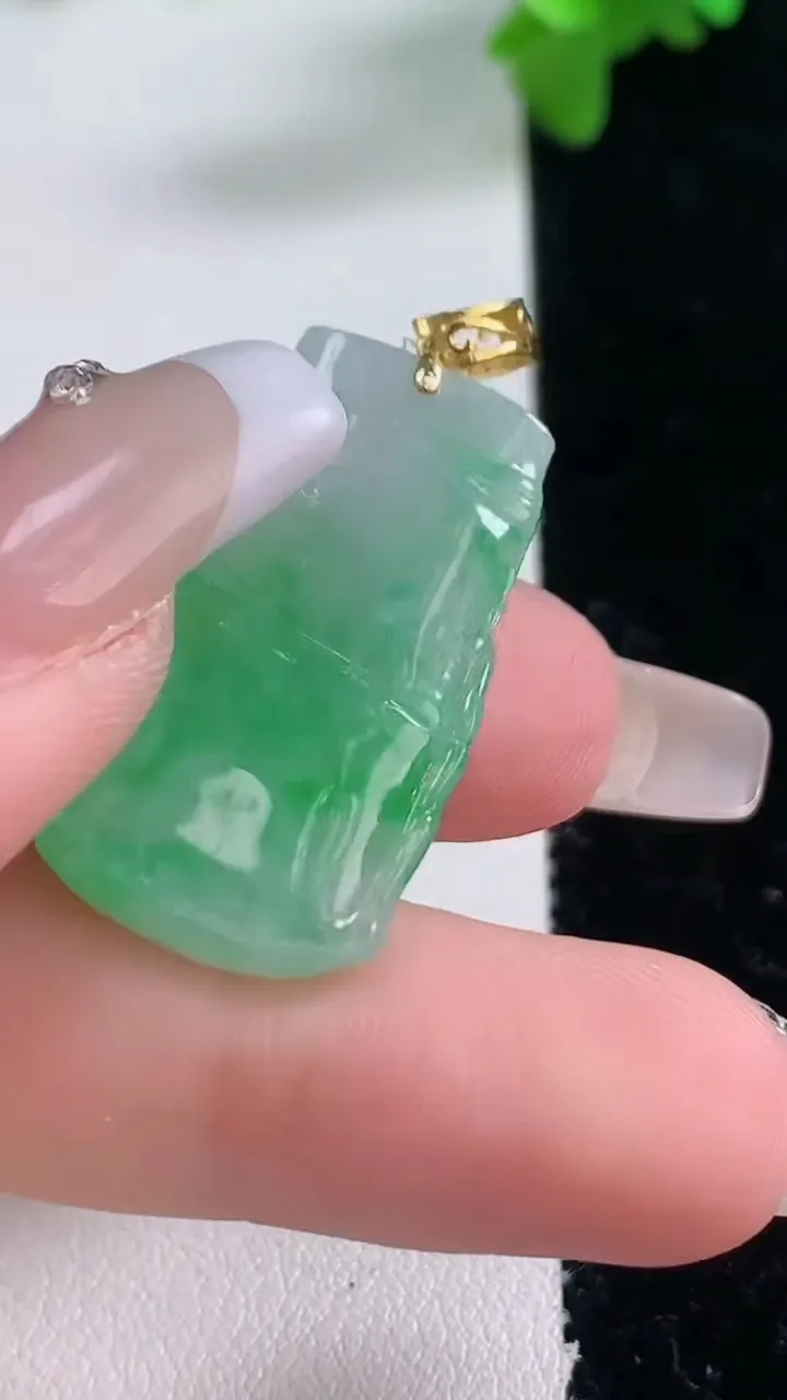 天然A货翡翠节节高升 竹节吊坠，尺寸30.4-16.2-4.7，重量:5.36g
1月4日