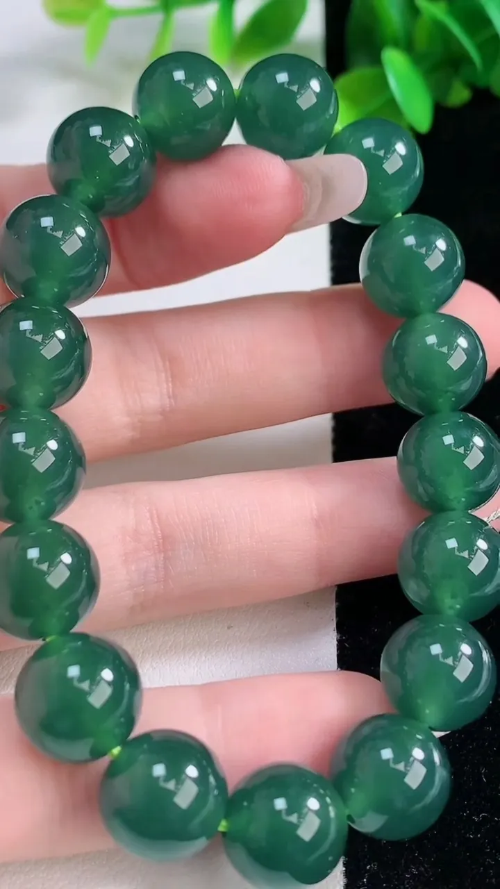天然A货翡翠种蓝水圆珠手串，尺寸11.3-17颗，重量:46.06g1月4日
工厂直销收藏佳品,种好水足，色泽均匀，有种有色，上手高大气！