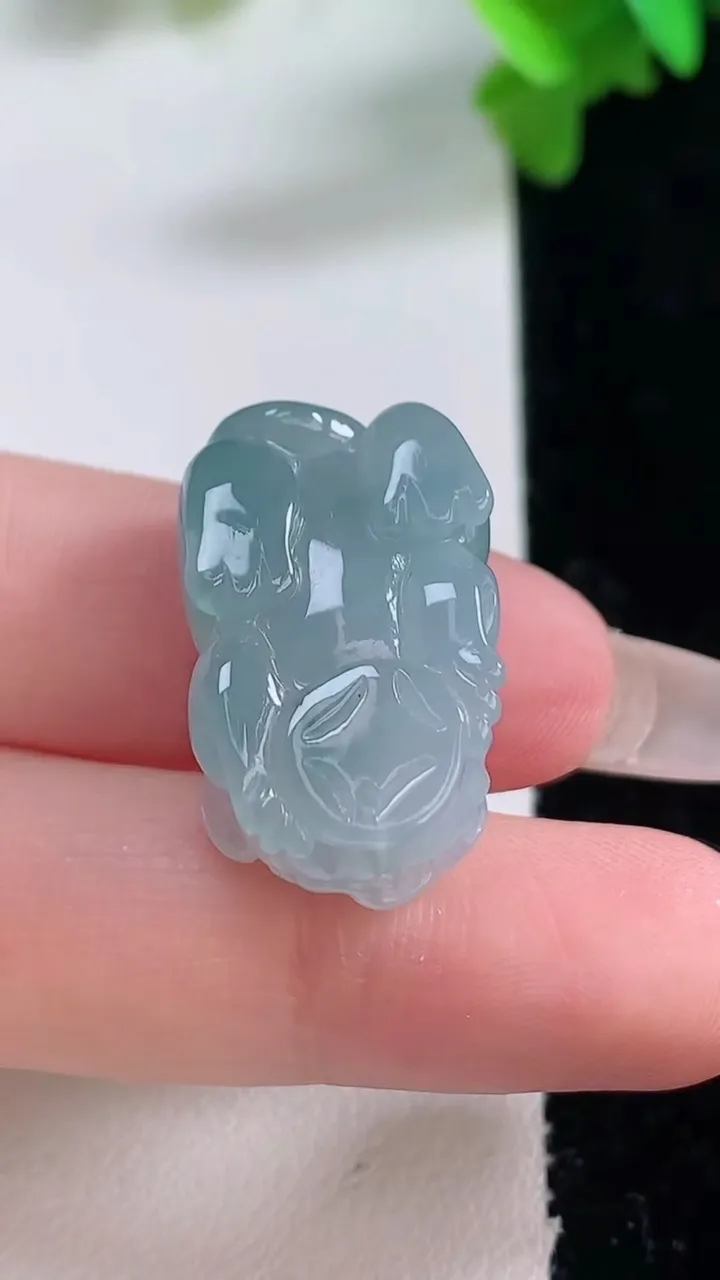 天然A货翡翠飘花貔貅吊坠，尺寸23.6-15.4-11.3，重量:9.05g
1月4日