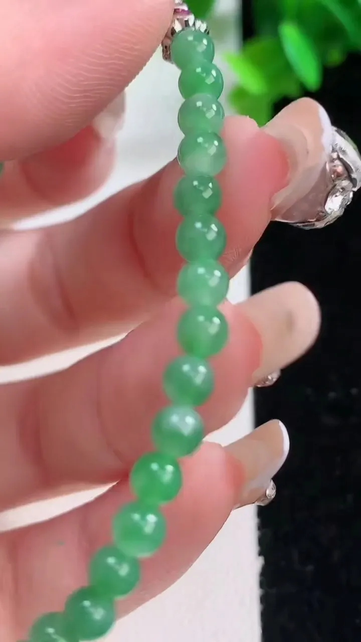 天然A货翡翠圆珠手串，尺寸4.2-41颗，重量:6.89g1月4日
工厂直销收藏佳品,种好水足，色泽均匀，有种有色，上手高大气！