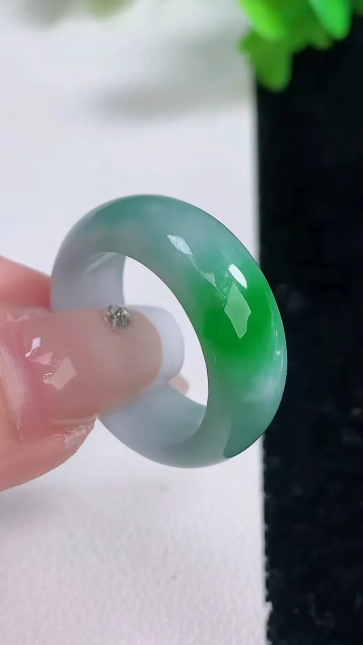 天然A货翡翠指环戒指，尺寸19.5-7.9-3.6，重量:6.96g2026年1月4日
工厂直销收藏佳品,种好水足，色泽均匀，有种有色，上手高大气！