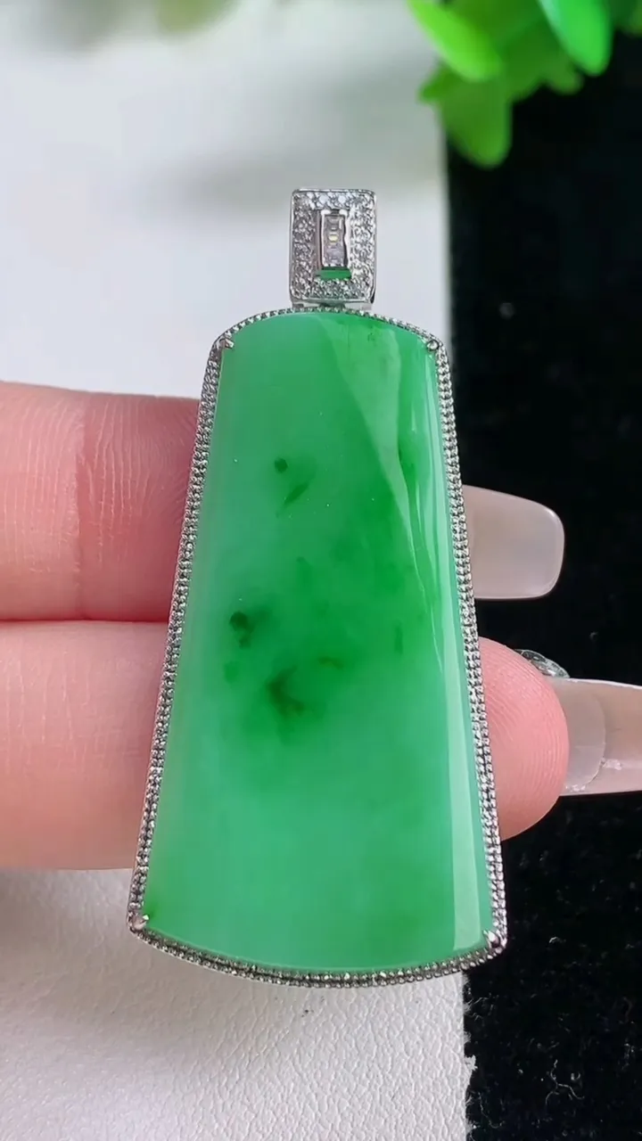 天然A货翡翠无事牌吊坠，尺寸48.8-22-3，裸石39.4-21.2重量:7.22g
1月4日