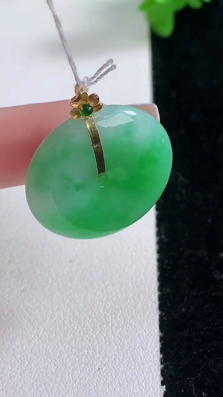 天然A货翡翠平安扣吊坠，尺寸25-6，重量:8.57g
1月4日