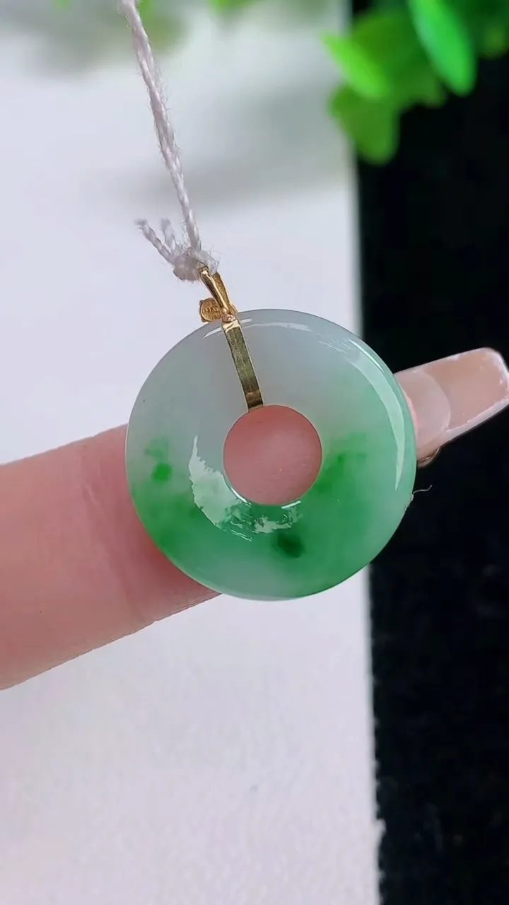 天然A货翡翠平安环吊坠，尺寸18-2.7，重量:2.30g
1月4日