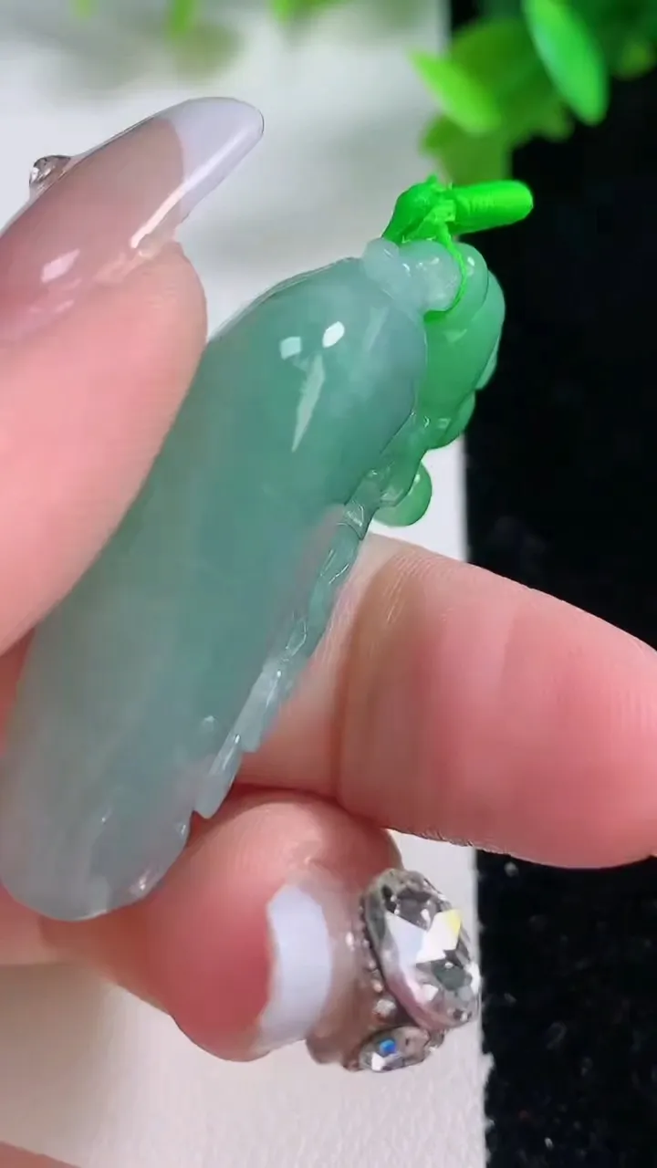 天然A货翡翠福袋吊坠，尺寸44-23-12.2，重量:22.63g
1月4日