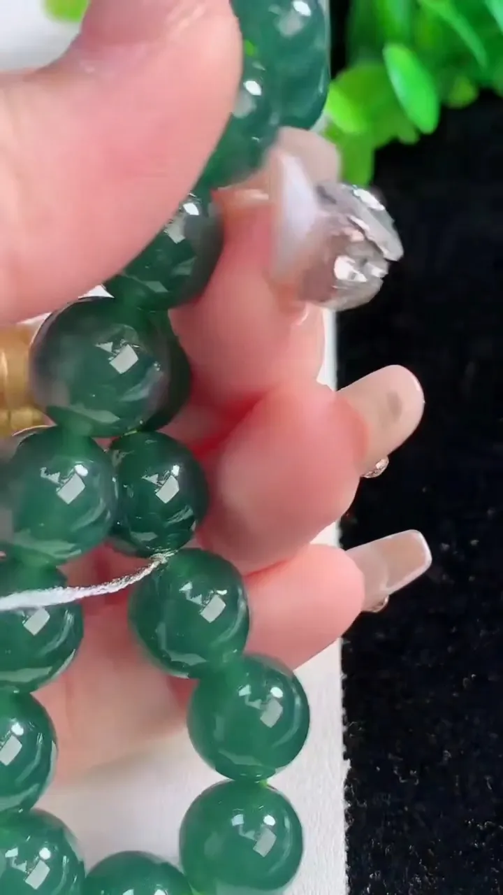 天然A货翡翠种蓝水圆珠手串，尺寸11.3-17颗，重量:46.06g1月4日
工厂直销收藏佳品,种好水足，色泽均匀，有种有色，上手高大气！